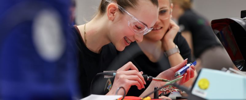 cover_girlsatec-1741352538108