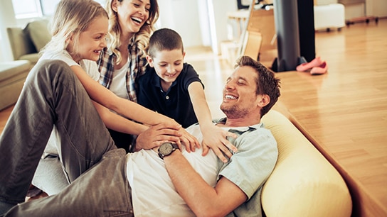 Familie speelt op de bank