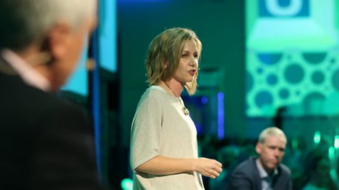 Women presentating in front of Allinaz colleagues