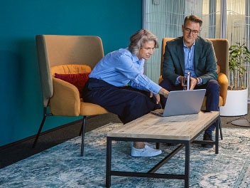 Deux collaborateurs d'Allianz pendant une réunion