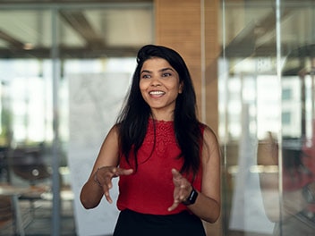Une actuaire souriante explique et présente un sujet