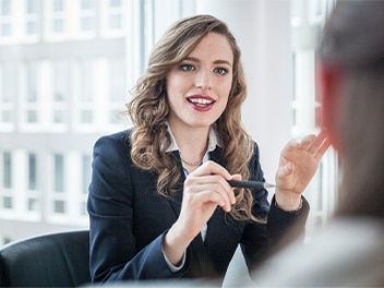 Une collaboratrice du service externe souriante mène un entretien de conseil