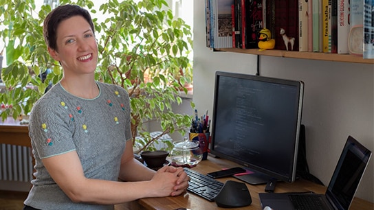 Vrouw zit achter de computer