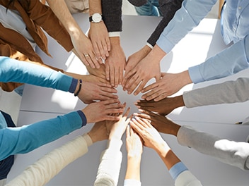 Switzerland_Alexa_Hands