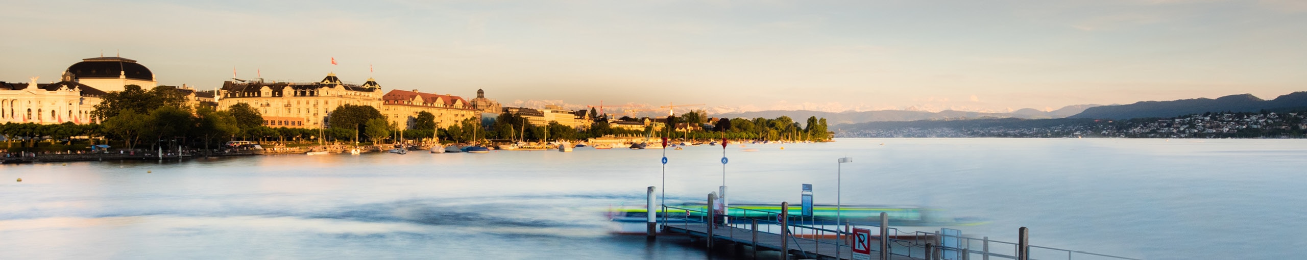 Vue sur le lac avec vue sur une ville sur l'autre rive