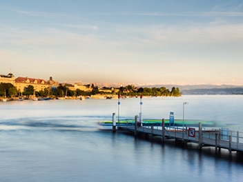 Vue sur le lac avec vue sur une ville sur l'autre rive