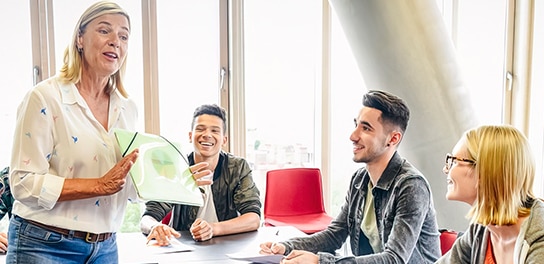 Allianz Auszubildende in der Berufsschule