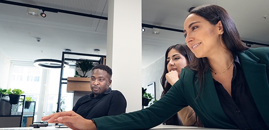 Allianz Auszubildende im Büro, während ihrer Praxisphase
