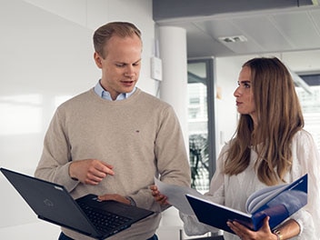 Zwei Allianz Mitarbeiter auf dem Weg durch das Büro
