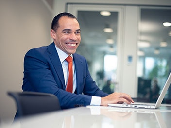 Lächelnder Allianz Mitarbeiter 