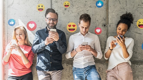 Mehrere Allianz Mitarbeiter, welche an Ihren Handys auf Inhalte reagieren mit Emojis