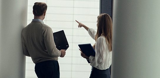 Deux collègues de l'Alliance qui regardent par la fenêtre