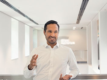 Allianz IT Service Manager regarde la caméra