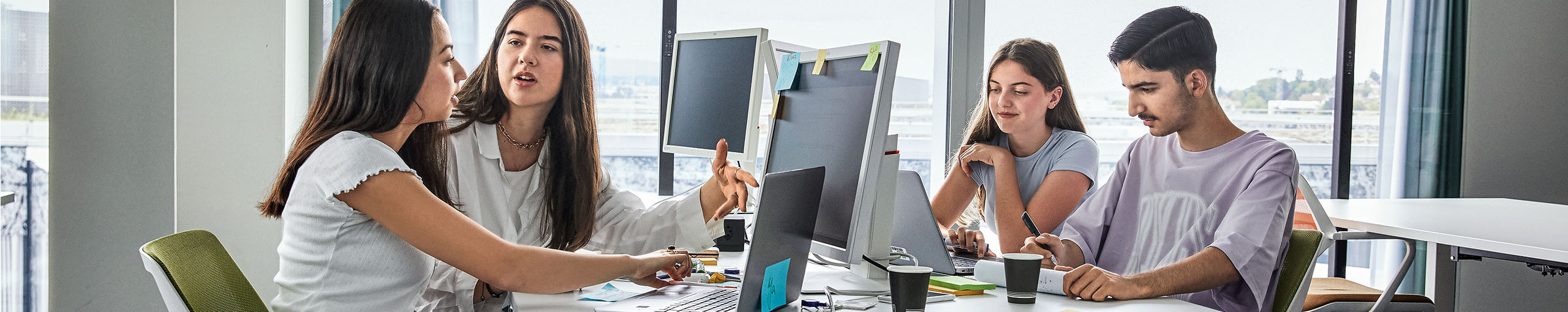 Les apprentis d'Allianz Informatik pendant leur phase pratique au bureau
