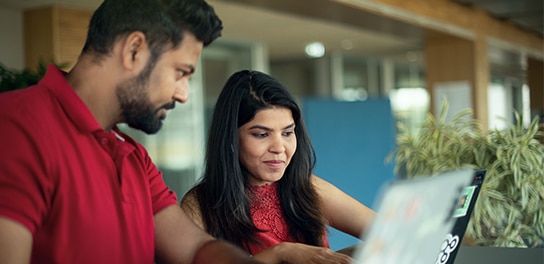 Deux apprentis d'Allianz pendant leur phase pratique