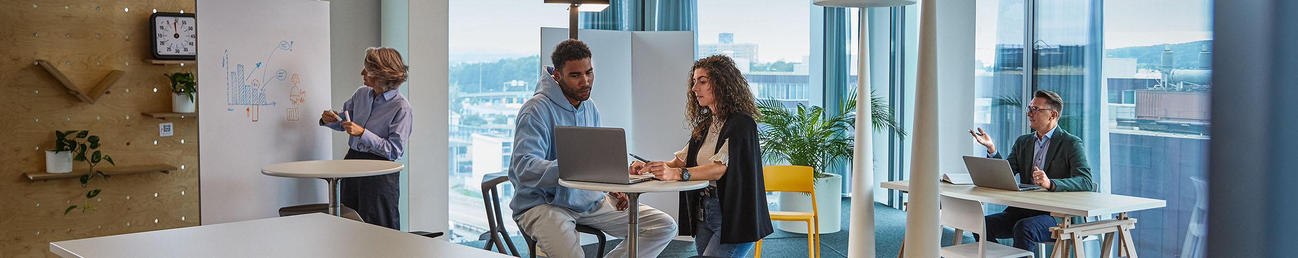 Diversi colleghi di Allianz lavorano insieme in un ufficio open space