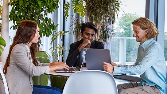 Alliance Les collaborateurs s'assoient à la table et travaillent ensemble
