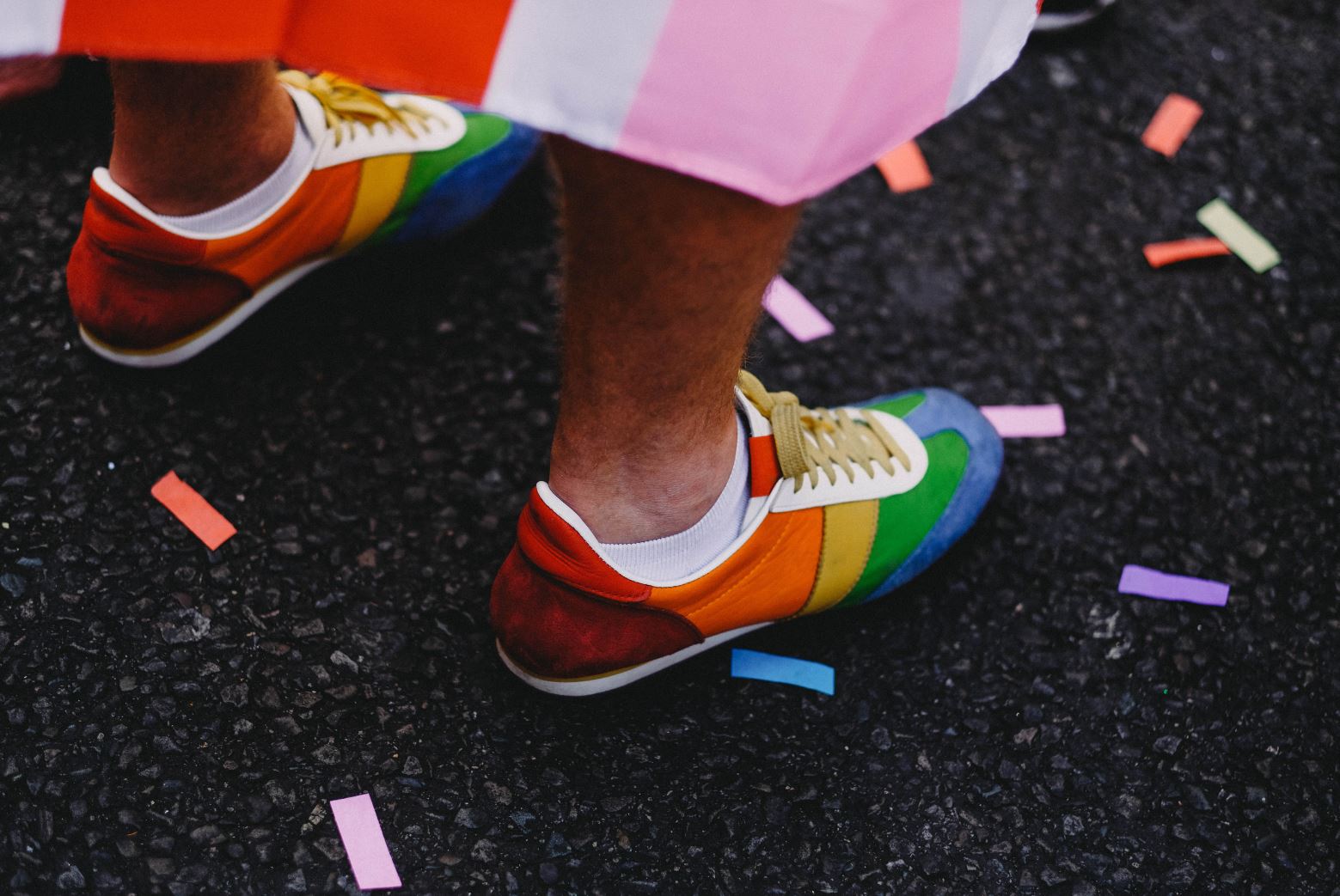Chaussures colorées avec des confettis sur le sol