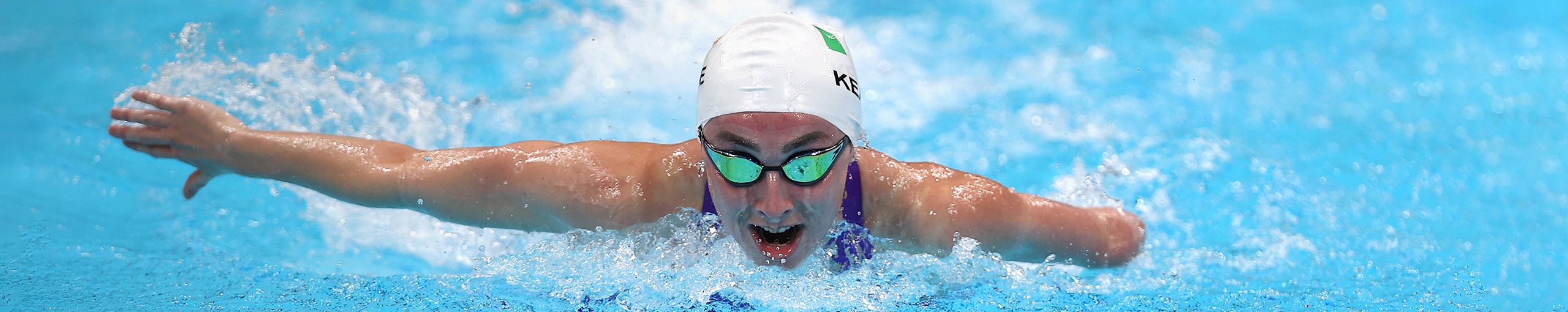Paralympische Olympionikin beim Schwimmen