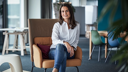Lächelnde Allianz Kollegin Silja, die in die Kamera sieht