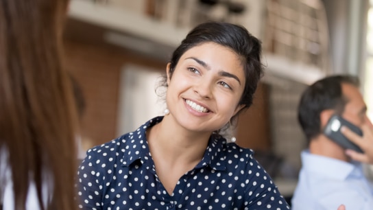 Lächelnde Allianz Mitarbeiterin