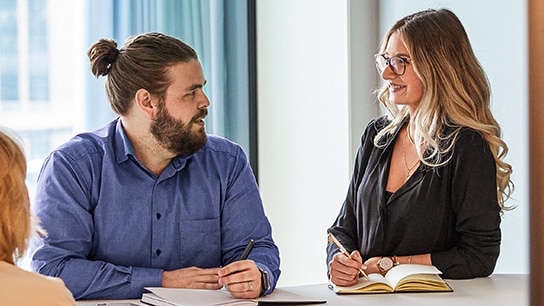 Zwei Allianz Mitarbeitende im Gespräch