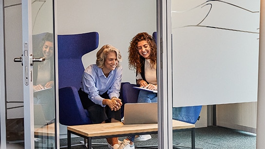 Zwei Allianz Mitarbeiterinnen in einer Telefonkonferenz