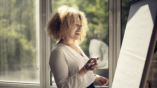 Lächelnde Mitarbeiter mit Stift in der Hand
