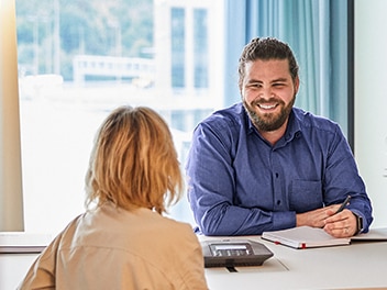 Zwei Personen im Bewerbungsgespräch