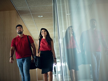 Zwei Personen auf dem Weg zum Assessment Center