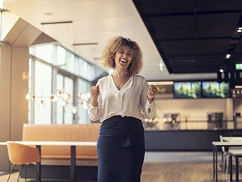 Lachende Allianz Kollegin in der Kantine