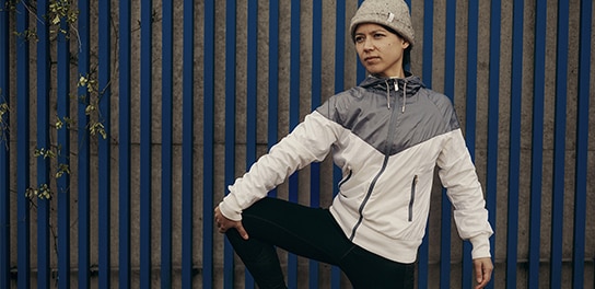 Femme qui s'étire avant de faire du sport