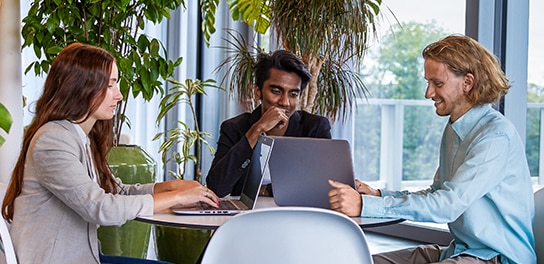 Mehrere Allianz MItarbieter sitzen und arbeiten zusammen