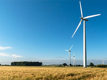 Landschaft mit Wäldern und Windrädern