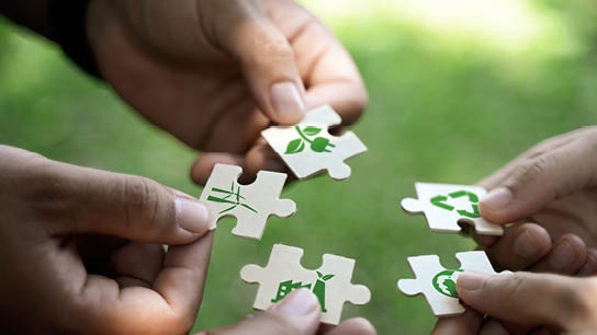 mehrer hände mit puzzle stücken, welche ein Gesamtstück bilden wollen