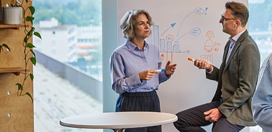 Deux collaborateurs d'Allianz dans une conversation