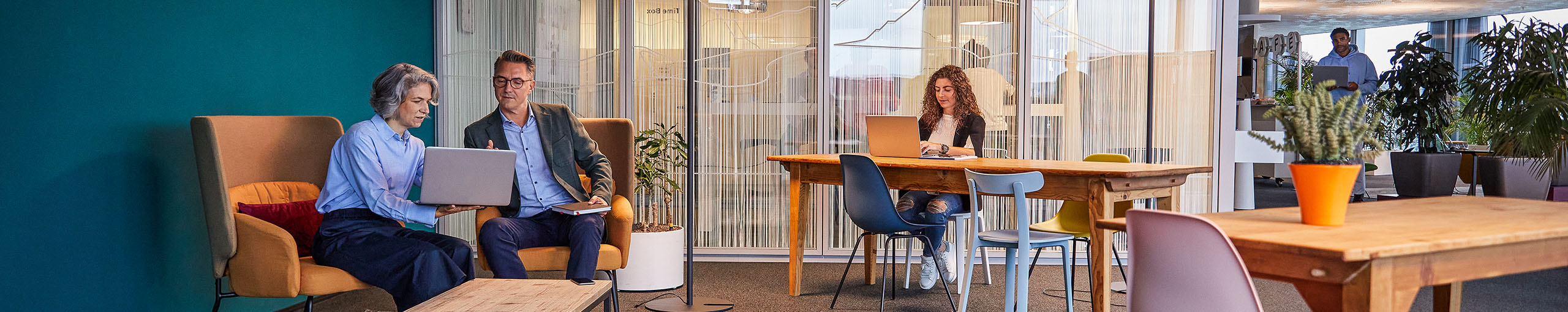 Mehrere Allianz Kollegen in einem offenen Büro