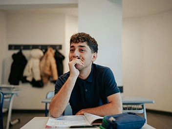 Schüler im Klassenzimmer denkt nach