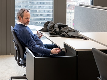 Mann am Schreibtisch