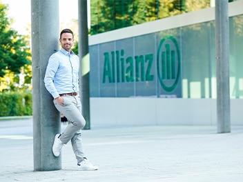 Mann lehnt an Säule