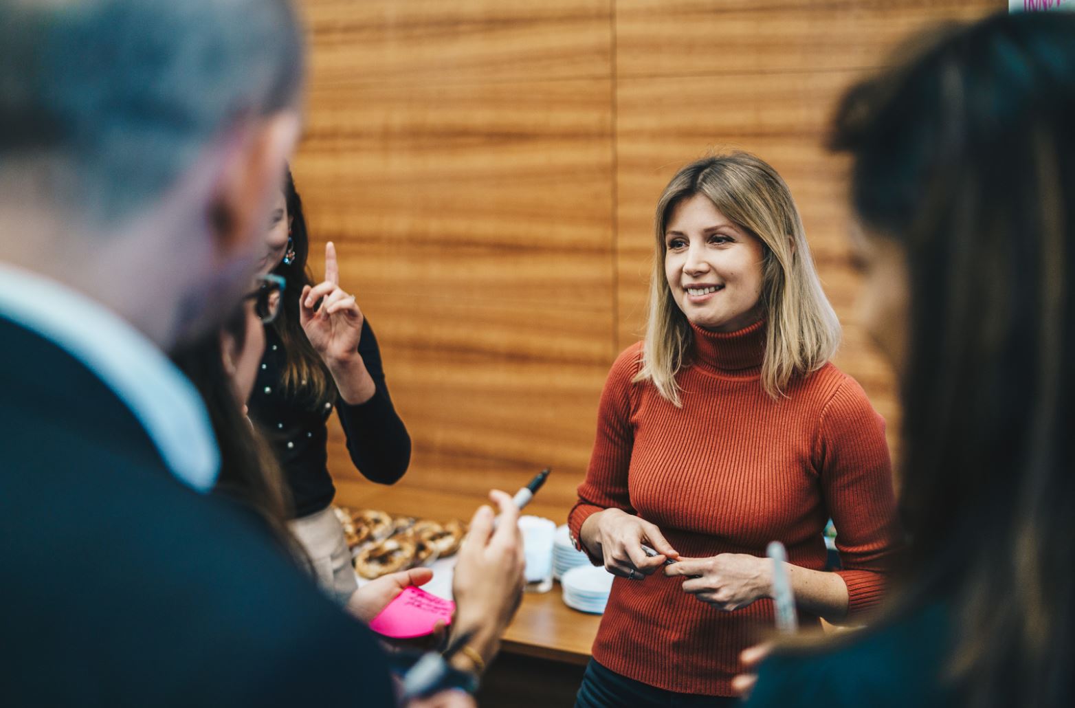 Colegas conversando entre si