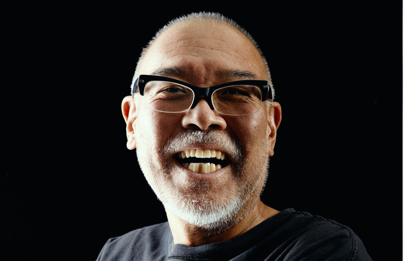 Un colega senior riendo con gran alegría.