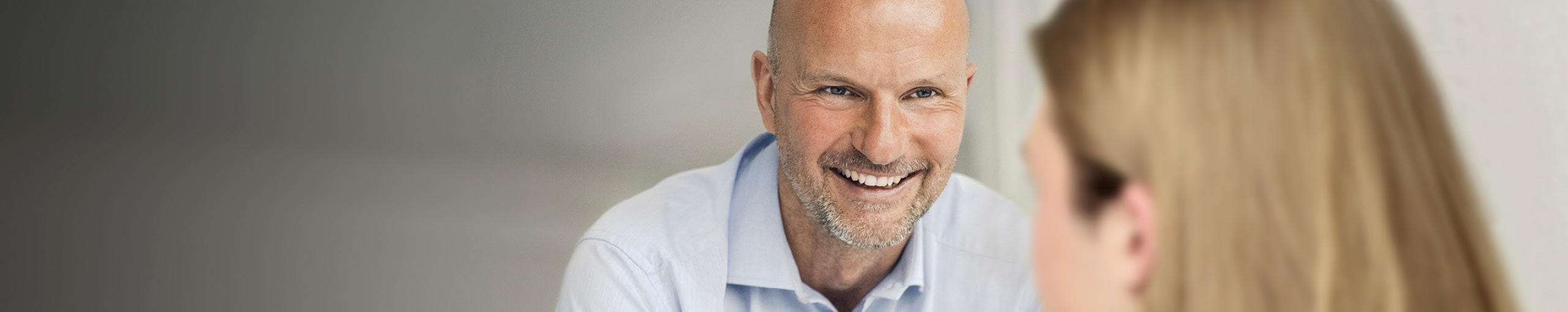 Un profesional feliz senior