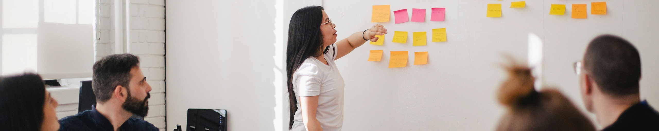 Frau mit Post-its