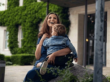 Frau mit Kind im Arm