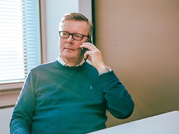 De mens is aan de telefoon