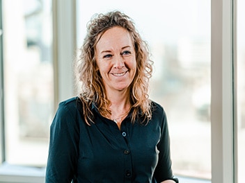 Vrouw glimlacht