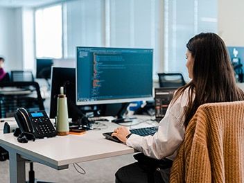 Vrouw achter de computer