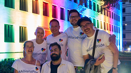 Regenbogenlichter in Schwabing und das Team vor dem Gebäude
