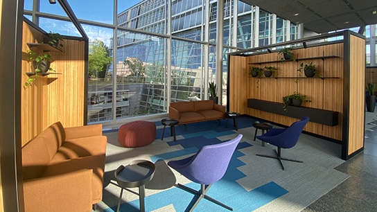 Stylischer Bereich in einem Bürokomplex mit Sofas und Stühlen in verschiedenen Farben